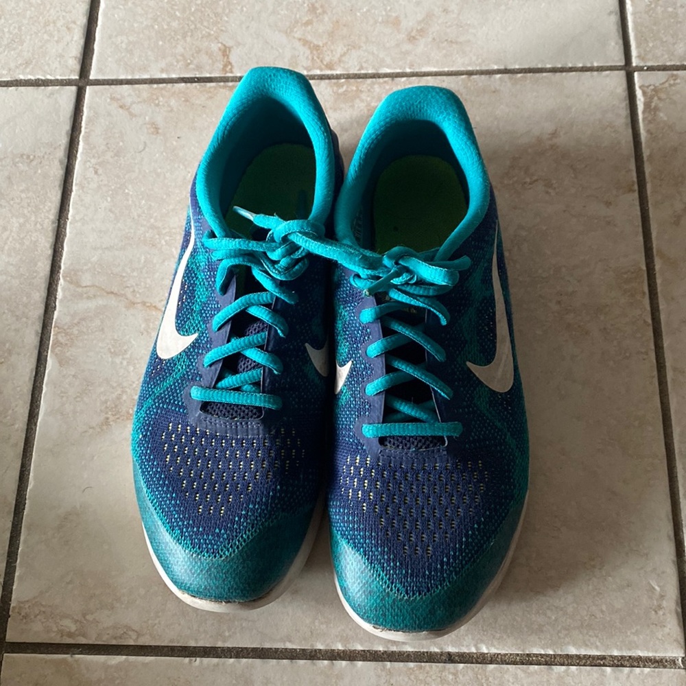 Women’s Nike sneakers blue teal size 7